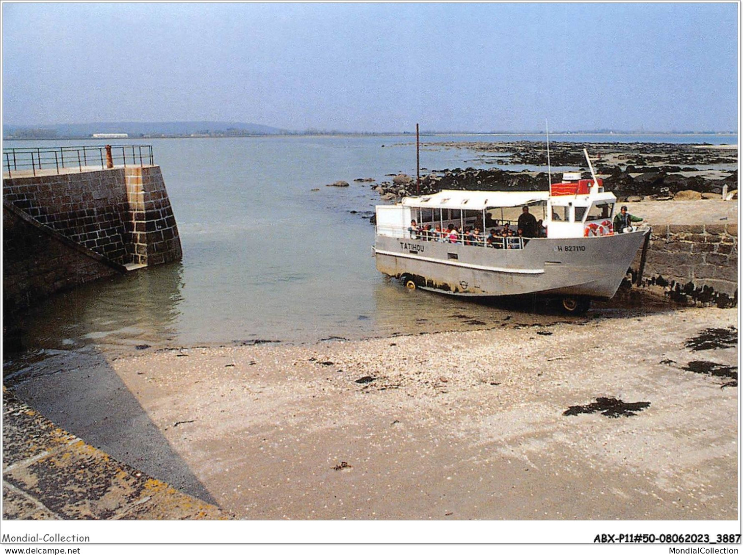 ABXP11-50-0902 - SAINT-VAAST-LA-HOUGUE - Bateau Amphibie Dans Le Port De Tahibou - Saint Vaast La Hougue