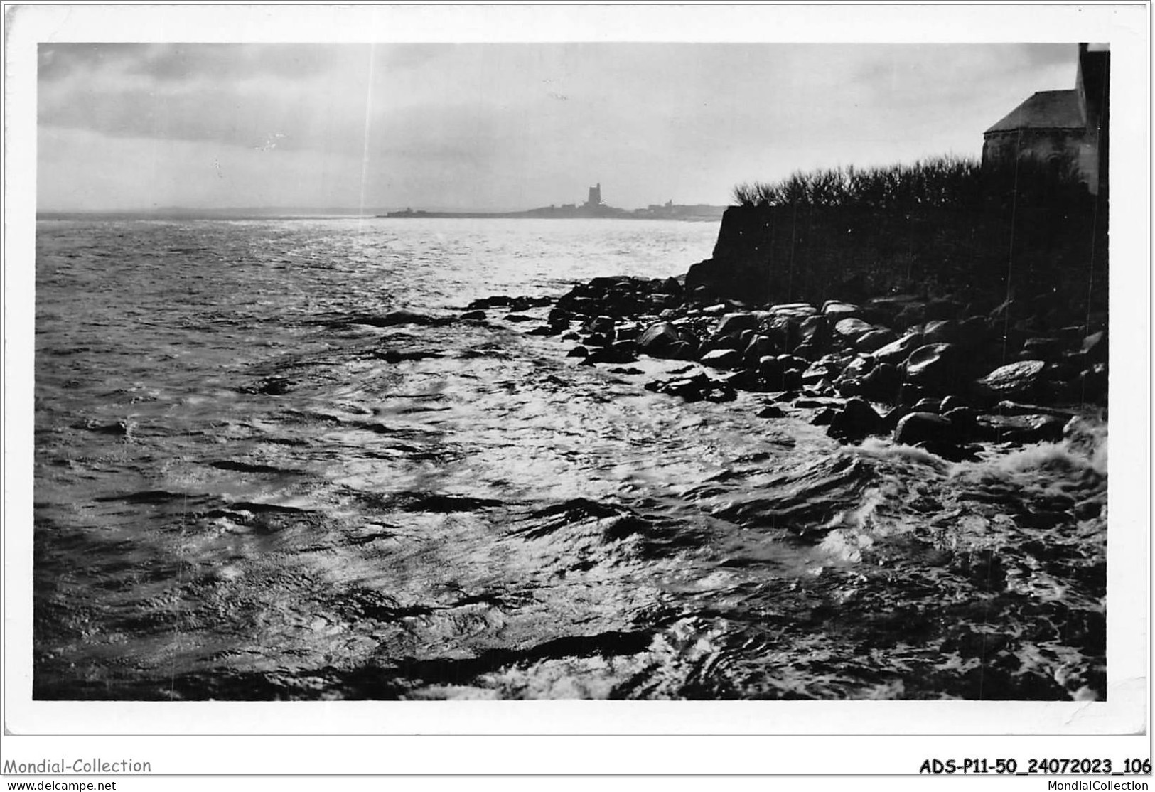 ADSP11-50-1036 - SAINT-VAAST-LA-HOUGUE - Contre-jour Sur La Hougue - Saint Vaast La Hougue