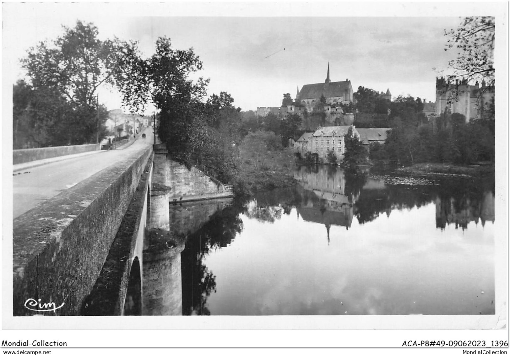 ACAP8-49-0702 - MONTREUIL-BELLAY - Le Chateau Et L'Eglise Sur Les Bords Du Thouet - Prise Du Pont  - Montreuil Bellay