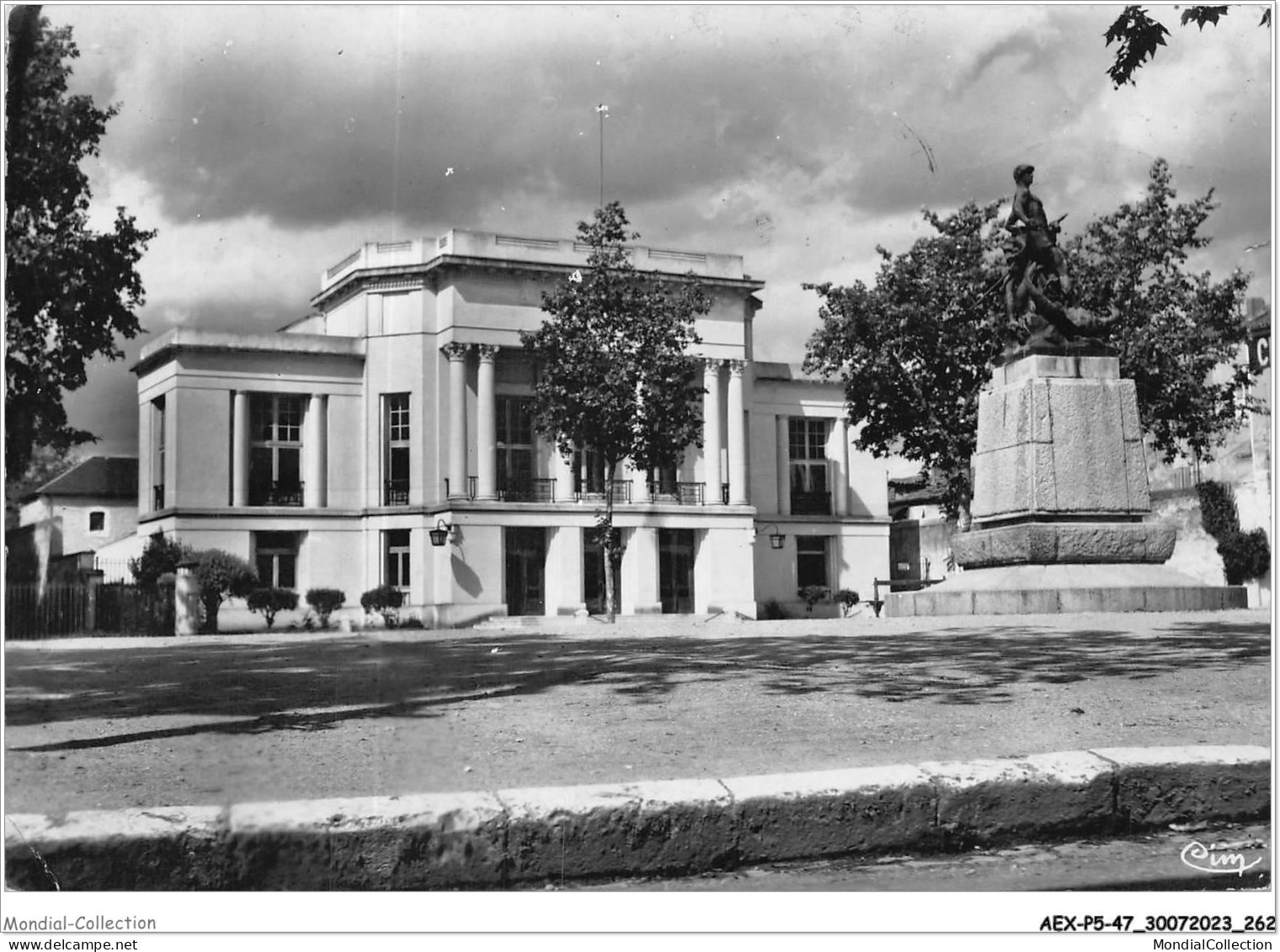 AEXP5-47-0520 - VILLENEUVE-SUR-LOT - Le Théâtre Georges-leygtres Et Le Monument Des Combattants De 1870 - Villeneuve Sur Lot