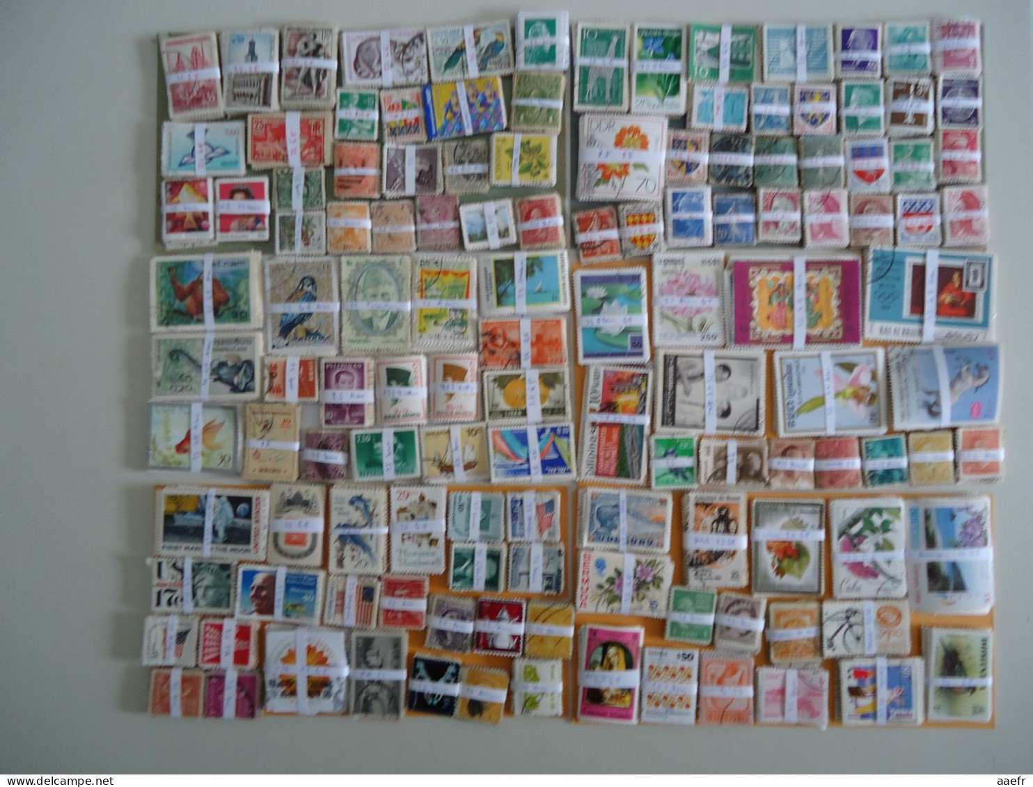 Monde / World - 11250 timbres en 450 bottes de 25  / 11250 stamps in 450 bundles of 25