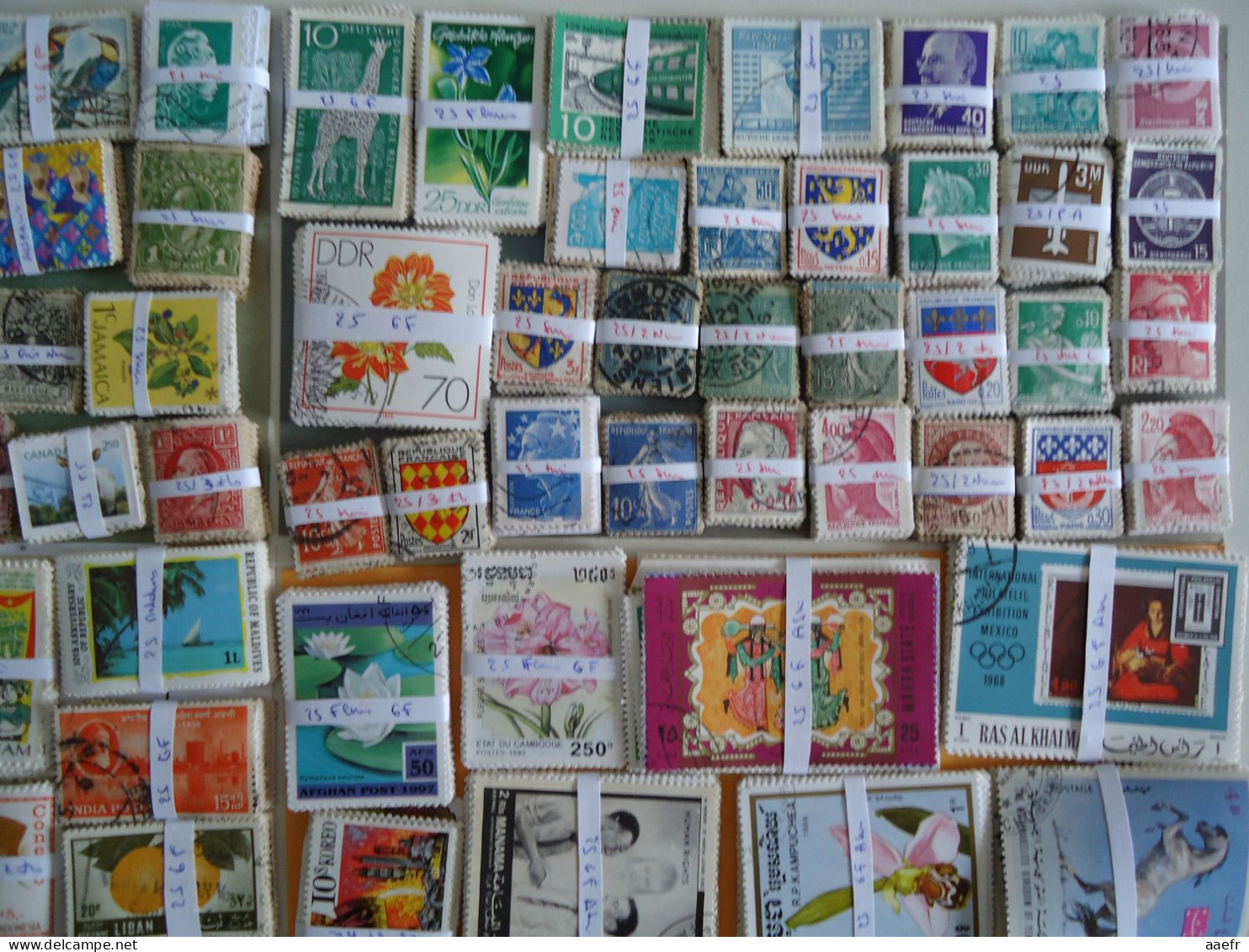 Monde / World - 11250 timbres en 450 bottes de 25  / 11250 stamps in 450 bundles of 25