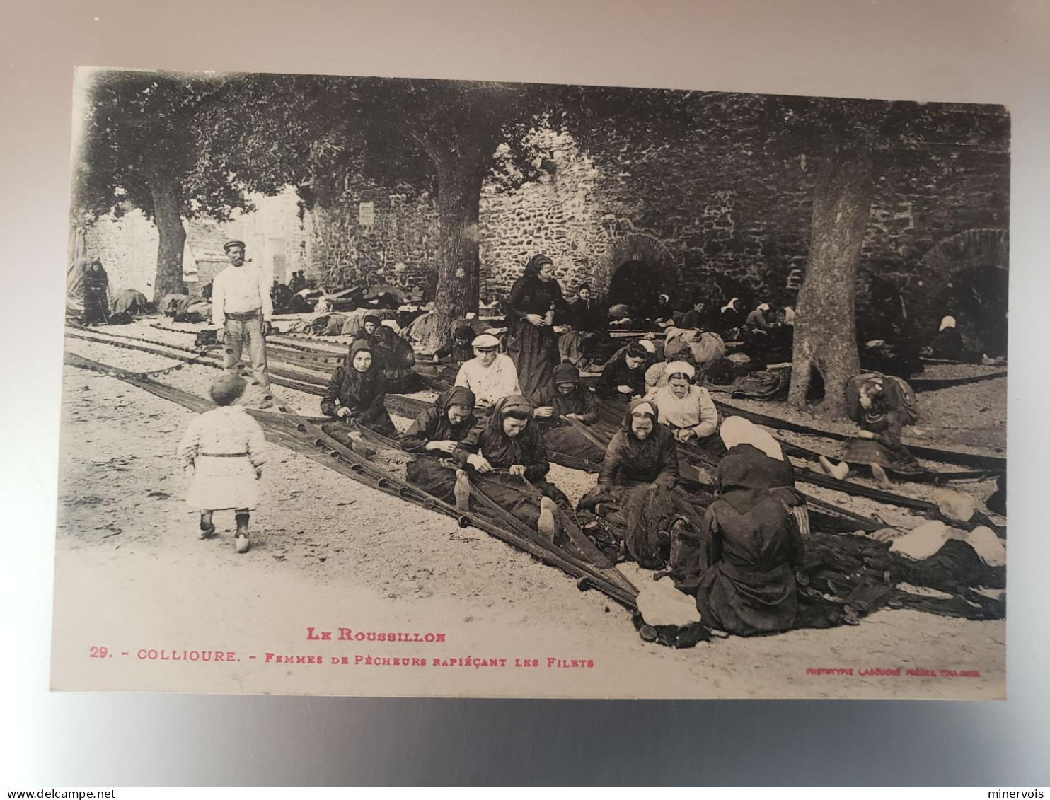 Collioure - Femmes De Pecheurs Rapiecant Les Filets - Collioure