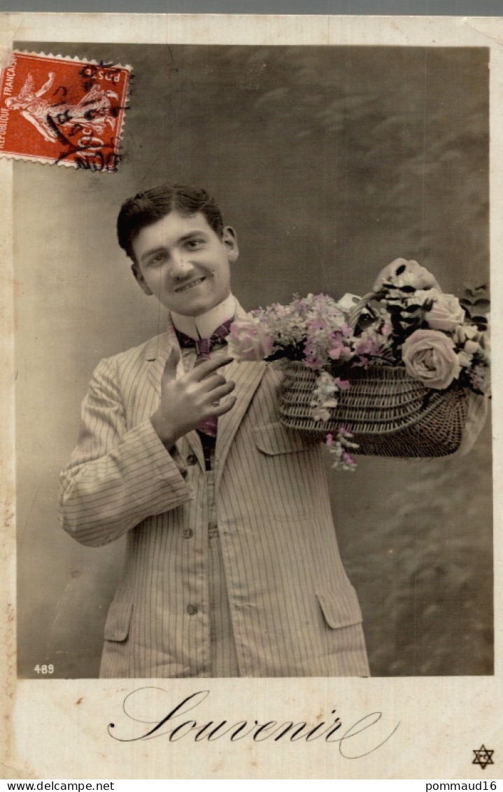 CPA Souvenir : Homme Tenant Un Panier De Fleurs - Hommes