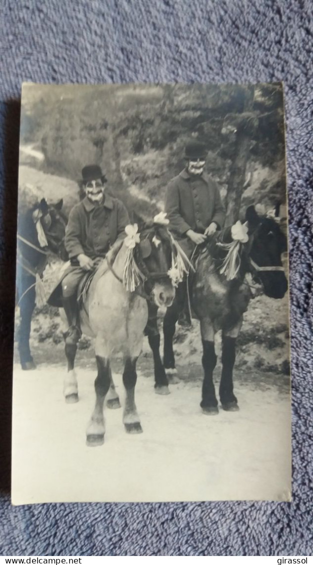 CPA PHOTO 2 HOMMES DEGUISES SUR CHEVAUX  PAS DE SEPARATION CP - Pferde