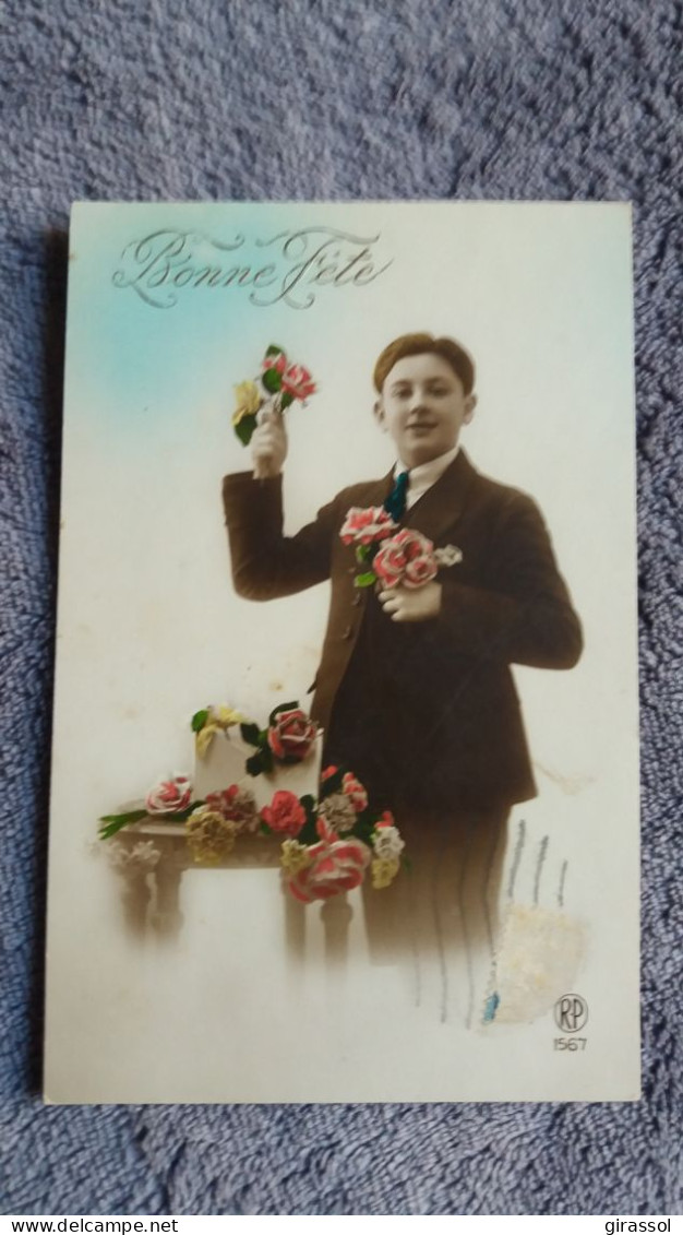 CPA FANTAISIE HOMME BONNE FETE JEUNE HOMME AVEC PLEIN DE ROSES BOUQUET RP 1567 - Uomini