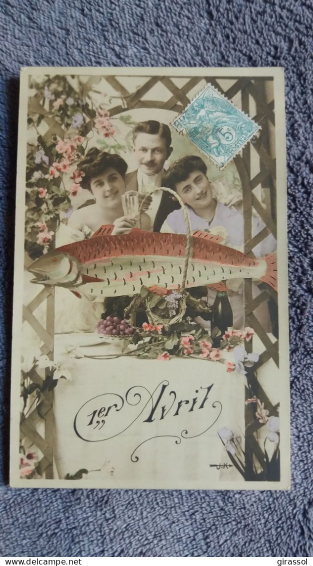 CPA FANTAISIE 1 ER AVRIL POISSON HOMME ENTOURE DE 2 FEMMES J K FLEURS TABLE BOUTEILLE - 1° Aprile (pesce Di Aprile)