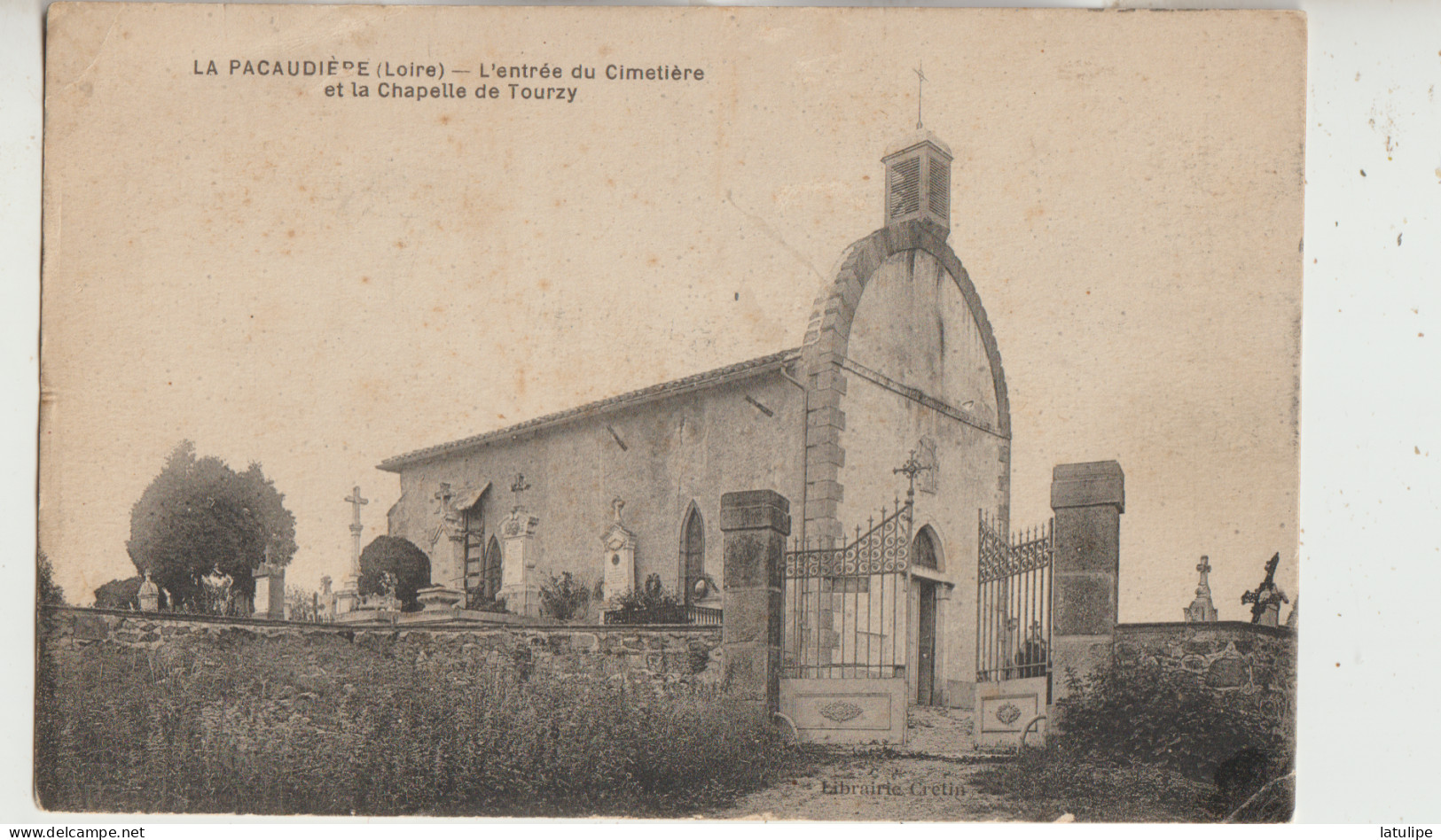 La Pacaudière 42  Carte Non Circulée  L'Entrée Du Cimetière Et La Chapelle De Tourzy - La Pacaudiere