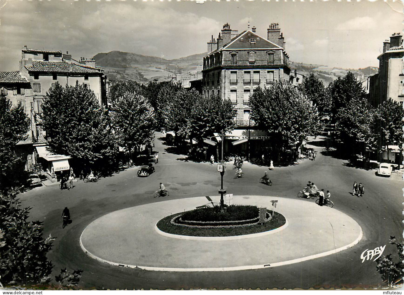 12* MILLAU  Place Du Mandarous (CPSM 10,5x15cm)   RL16,0561 - Millau