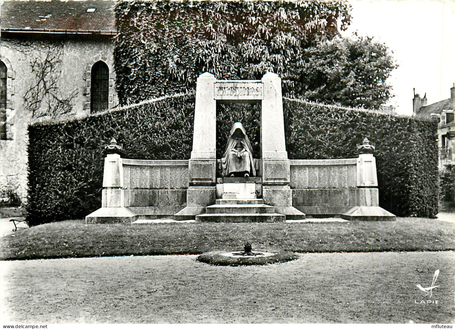 23* GUERET  Le Monument  (CPSM 10,5x15cm)    RL16,1305 - Guéret