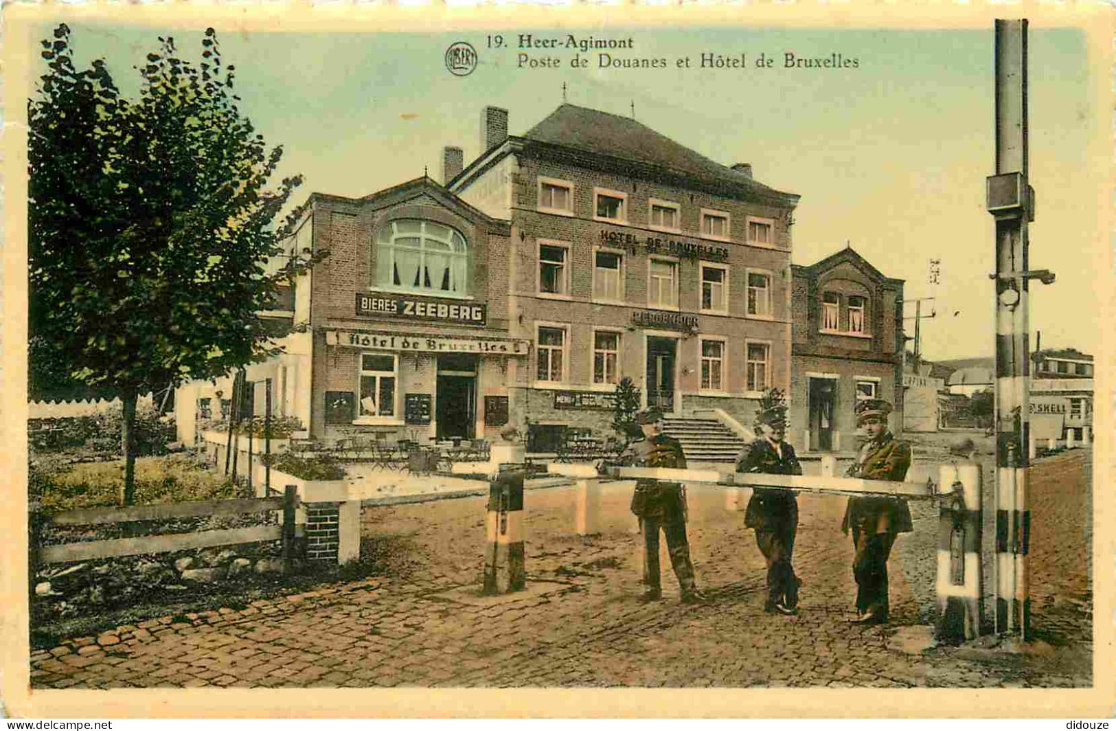 Belgique - Hastière - Heer-Agimont - Poste De Douanes Et Hôtel De Bruxelles - Animée - Colorisée - Carte Dentelée - CPA  - Hastière