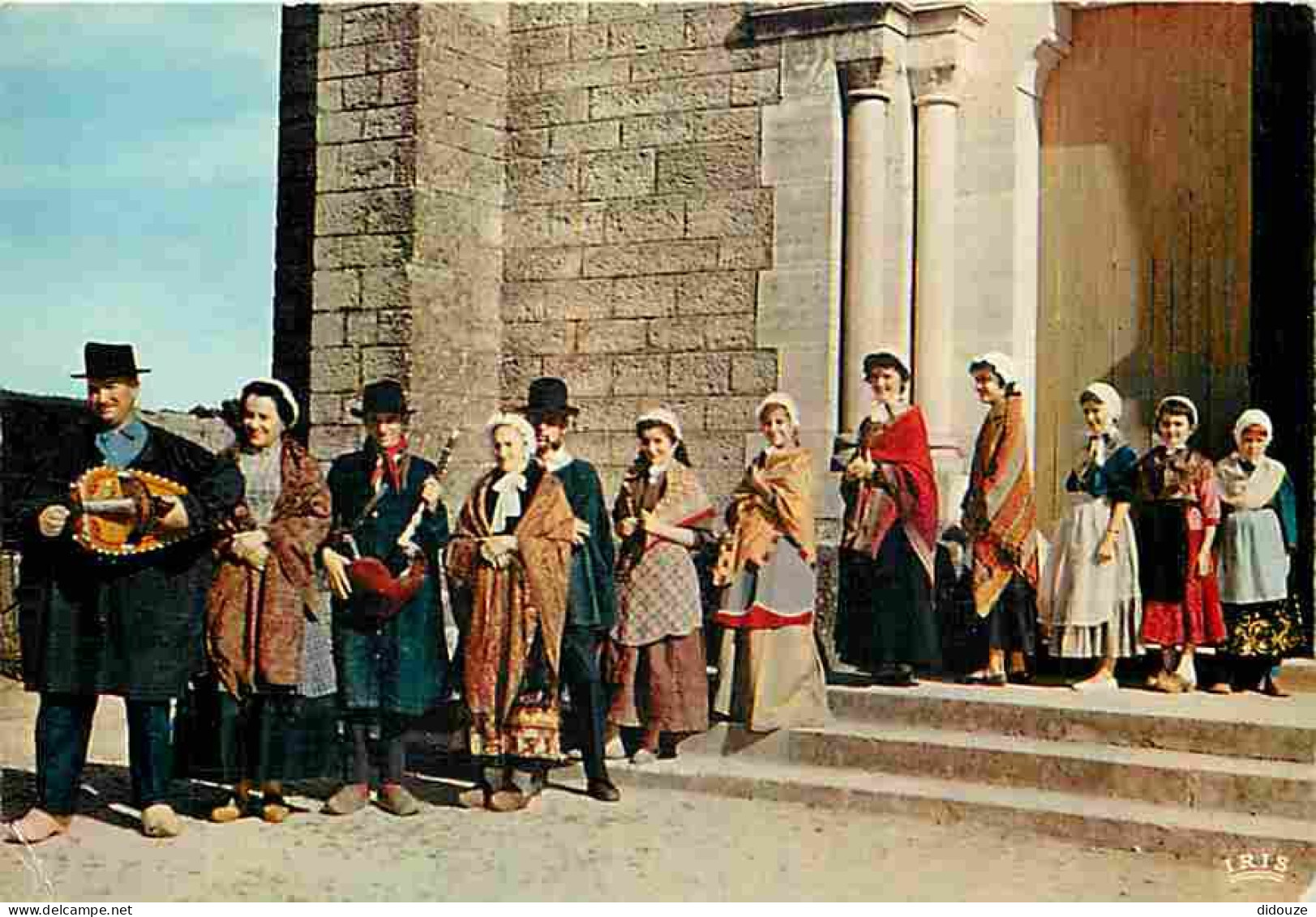 Folklore - Costumes - Morvan - Sortie De L'Eglise - Vielle - Biniou - Flamme Postale - Voir Scans Recto Verso - Costumes