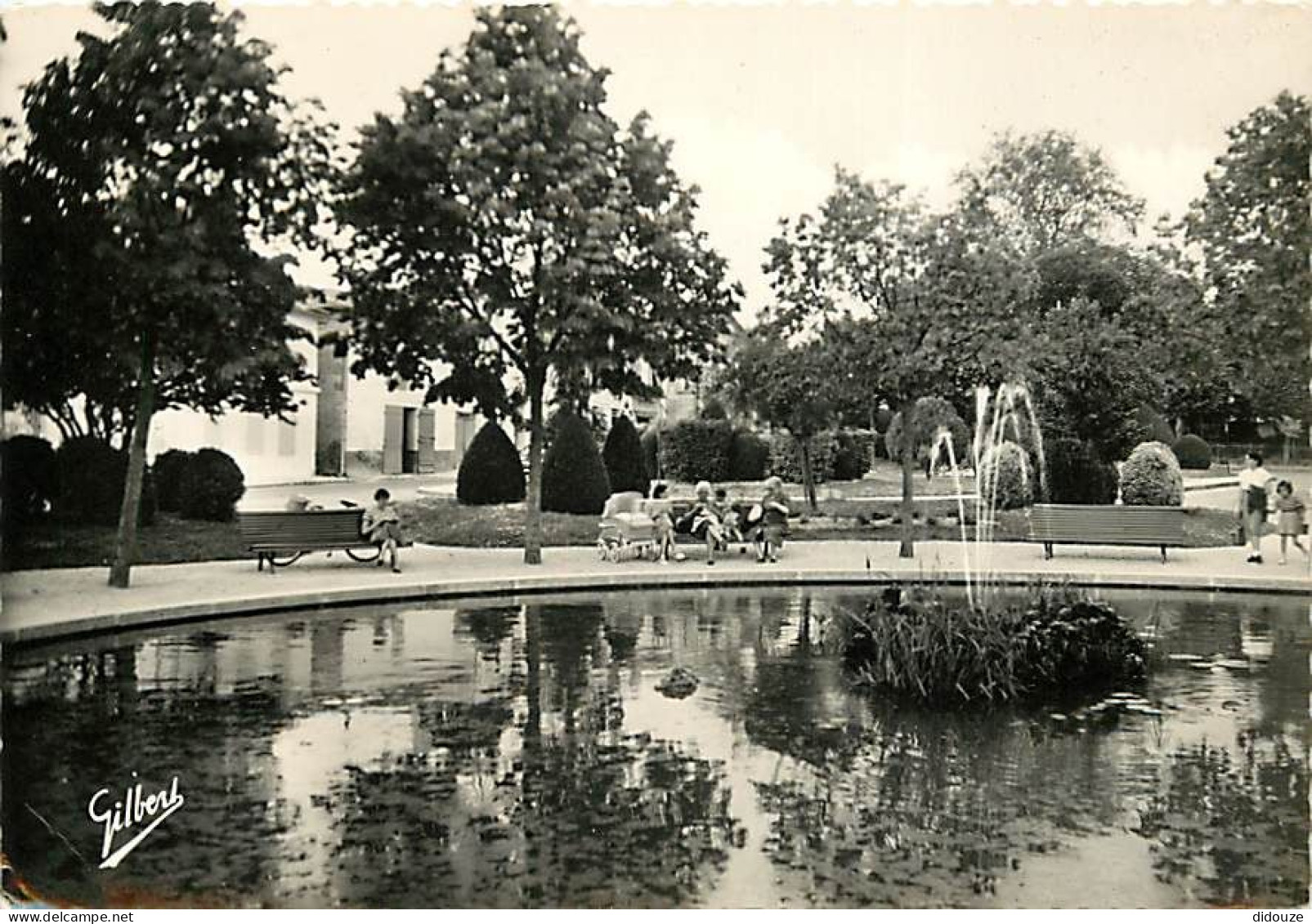 17 - Saint Jean D'Angely - Un Coin Du Jardin Public - Animée - Mention Photographie Véritable - Carte Dentelée - CPSM Gr - Saint-Jean-d'Angely