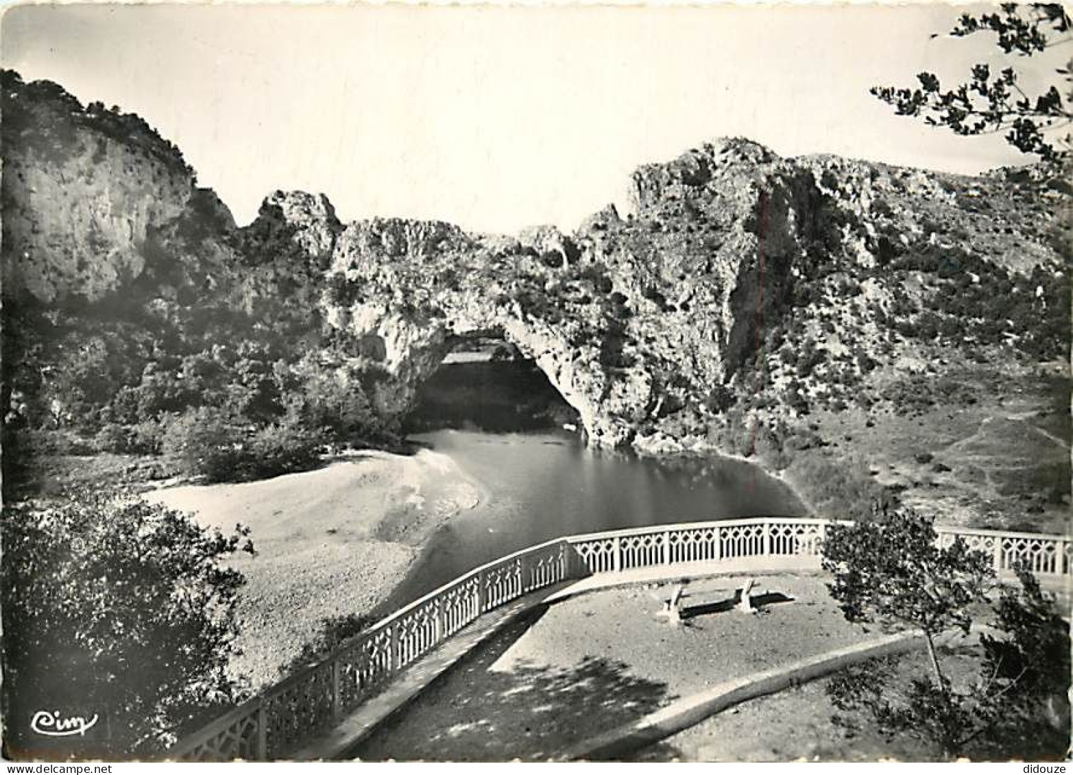 07 - Vallon Pont D'Arc - Le Pont D'Arc Vu De La Terrasse - Mention Photographie Véritable - Carte Dentelée - CPSM Grand  - Vallon Pont D'Arc