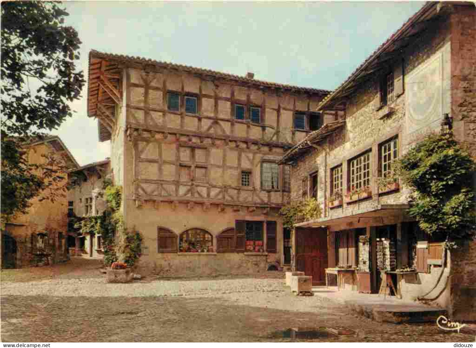 01 - Pérouges - L'Hostellerie - Maison Historique Du XIIIe Siècle Et Cadran Solaire - Cité Médiévale - Vieilles Pierres  - Pérouges