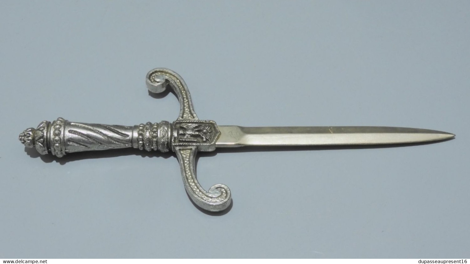 -ANCIEN OUVRE LETTRES POIGNEE ZAMAC Argentée Aigle Napoléonien Déco Bureau    E - Briefopener