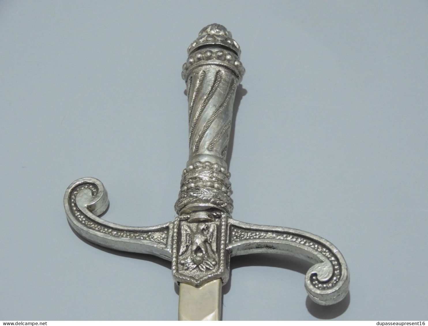 -ANCIEN OUVRE LETTRES POIGNEE ZAMAC Argentée Aigle Napoléonien Déco Bureau    E - Letter-opener