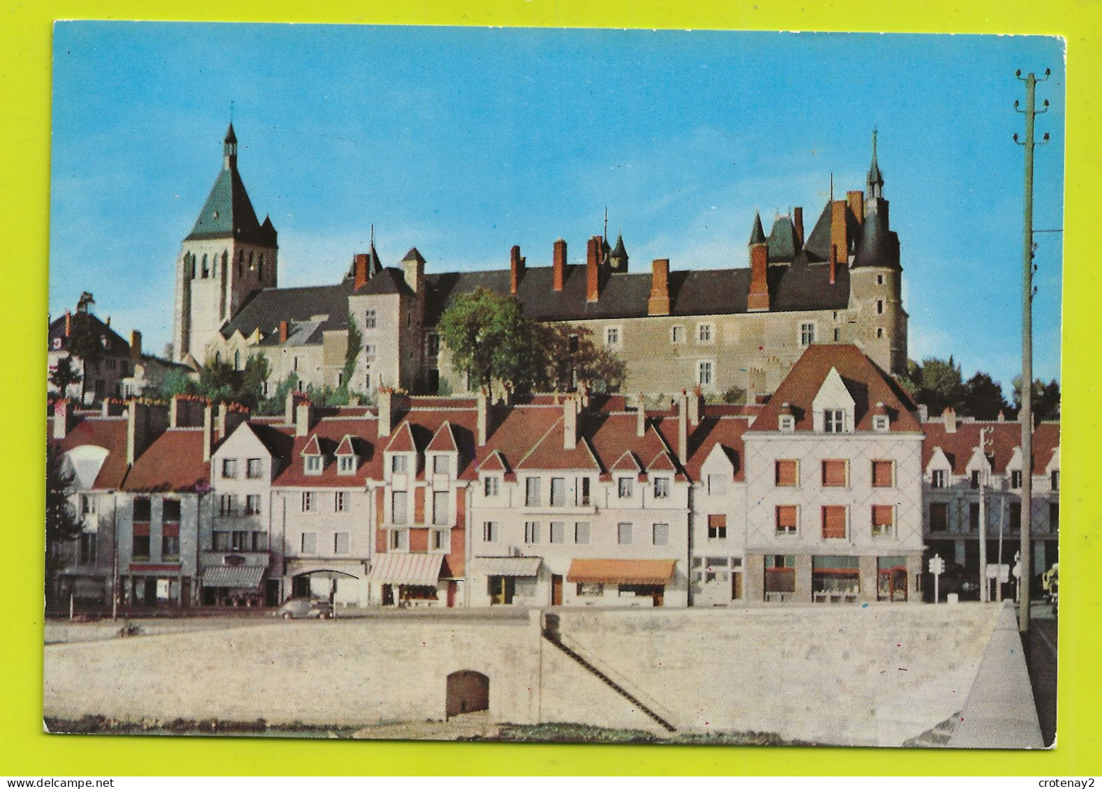 45 GIEN N°3 Le Château Et Commerces En Bord De Loire Peugeot 203 VOIR DOS - Gien