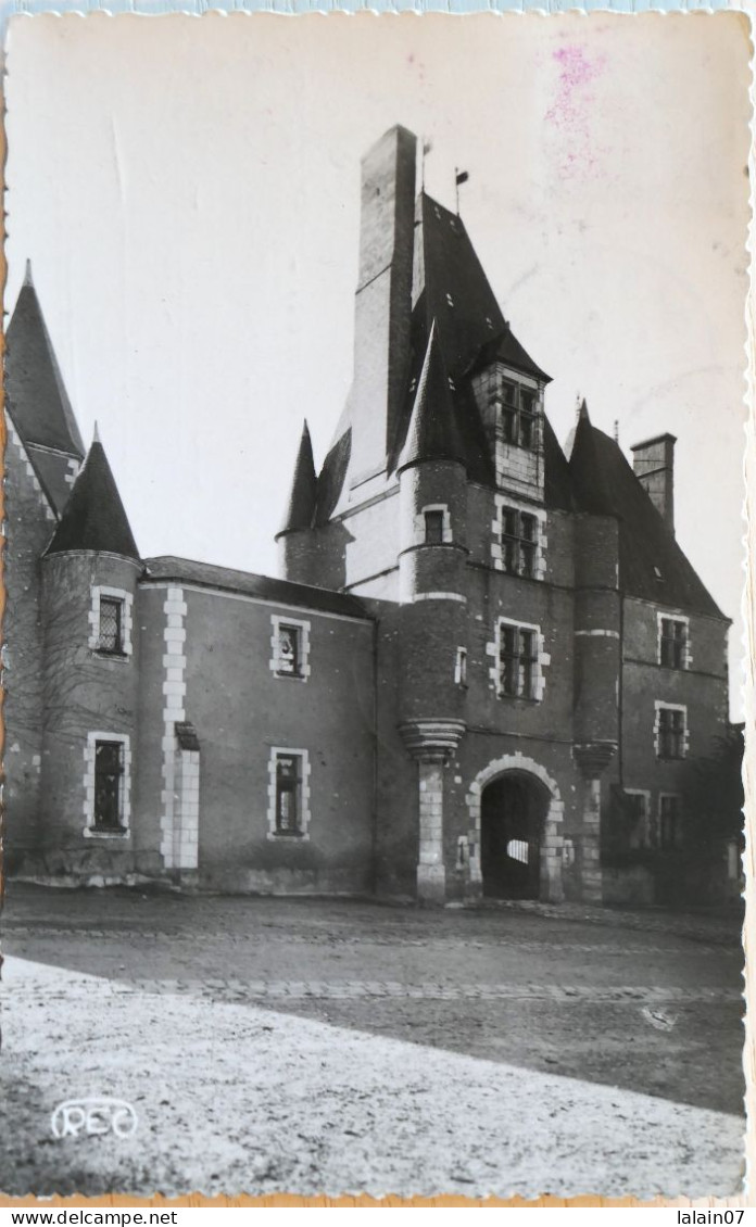 Carte Postale : 18 : AUBIGNY SUR NERE : La Mairie, Ancien Château Des Stuarts, Timbre En 1950 - Aubigny Sur Nere