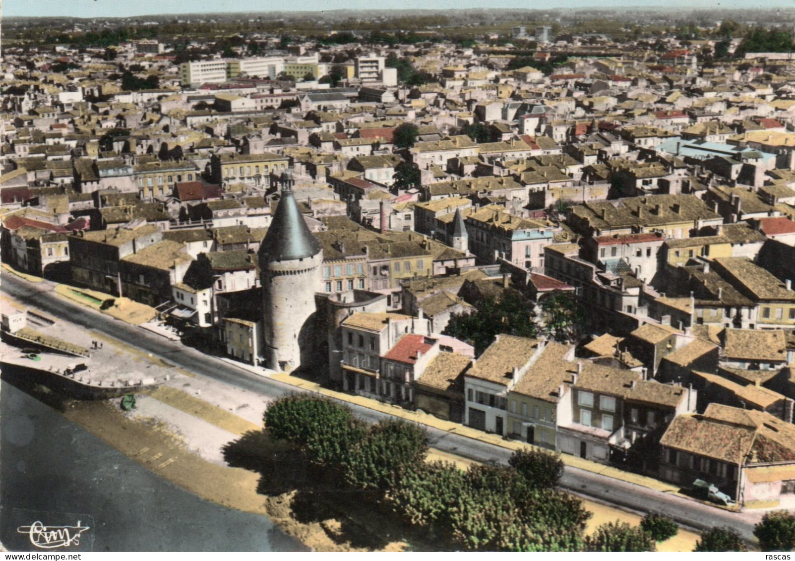 CPM - P - GIRONDE - LIBOURNE - VUE GENERALE - AU PREMIER PLAN LA DORDOGNE - Libourne