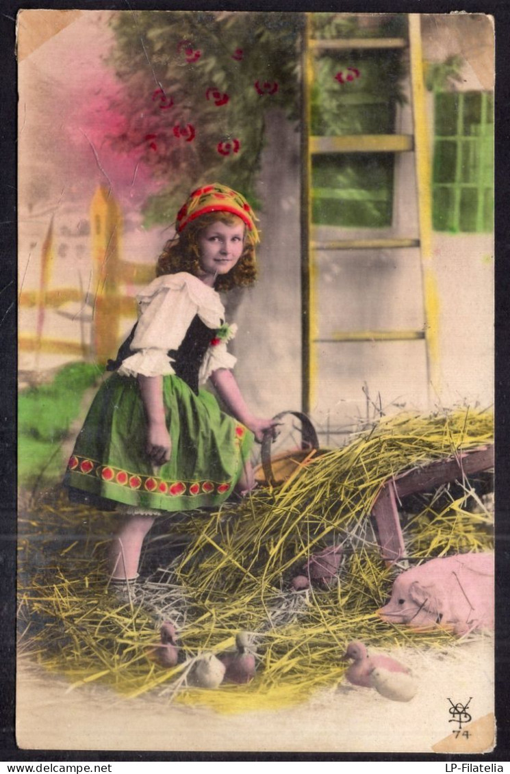 Postcard - Circa 1903 - Colorized - Girl Hunting For Eggs - Ritratti