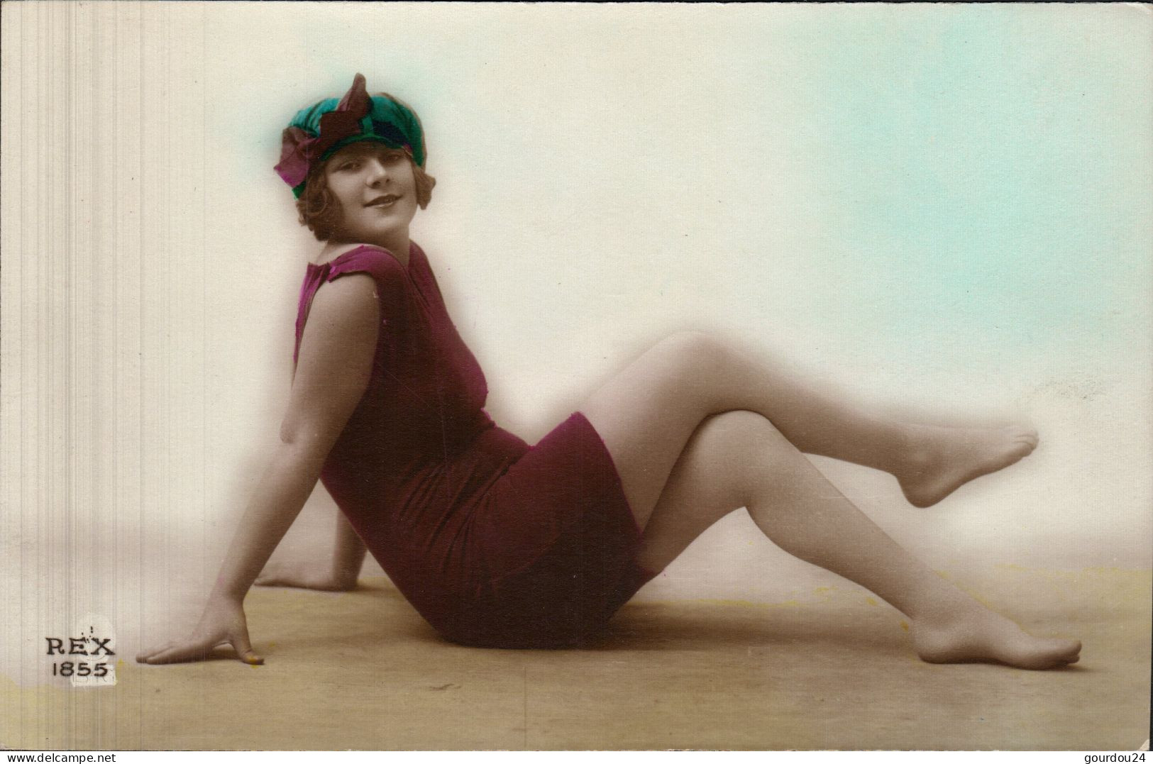 Femme En Maillot De Bain  Assisse Sur Le Sol Et Les Jambes Croisées - Women