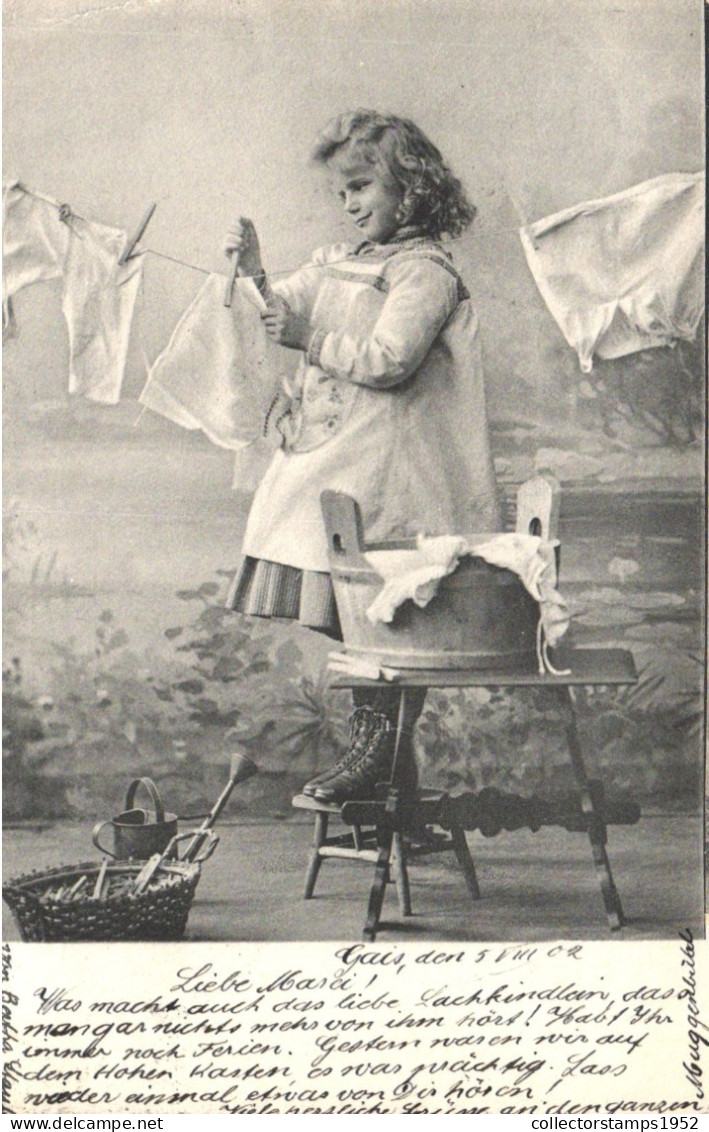 CHILD, GIRL HANGING CLOTHES, SWITZERLAND, POSTCARD - Ritratti