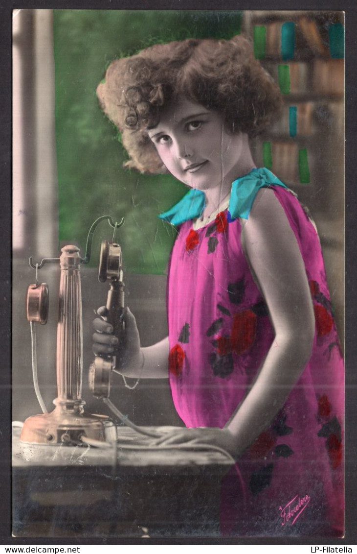 Postcard - 1930 - Colorized - Girl Posing With A Phone - Ritratti
