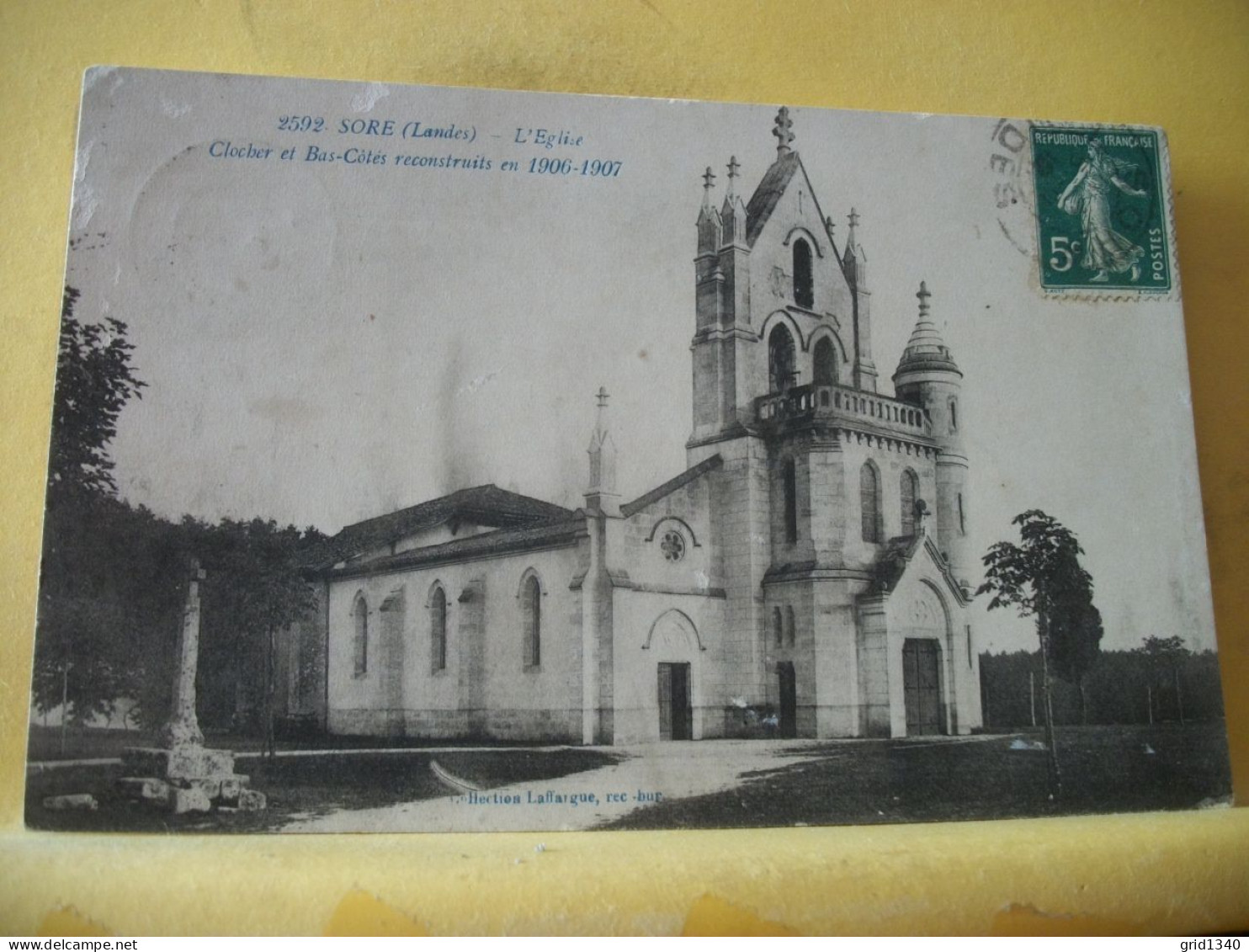 40 3005 LOT DE 2 CPA DIFFERENTES SUR L'EGLISE DE SORE DANS LES LANDES. - Churches & Convents