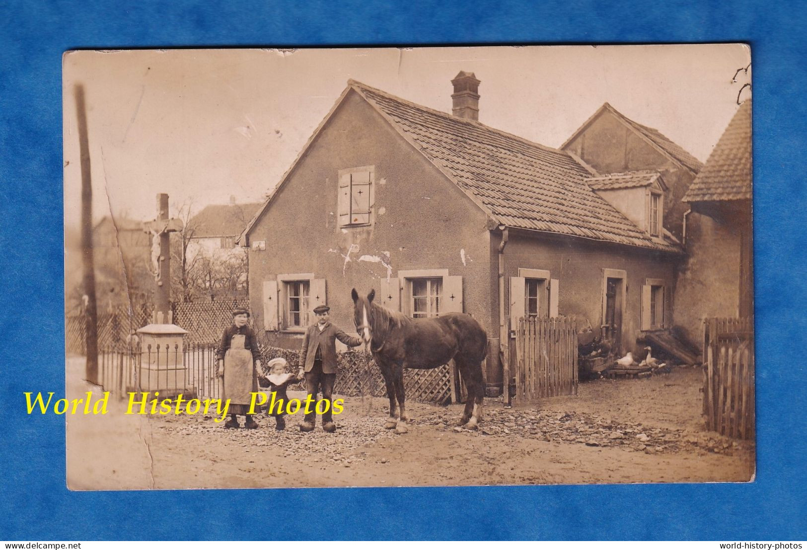 CPA Photo - ALSACE ? ALLEMAGNE ? SUISSE ? à Situer Au Verso - Femme & Enfant Avec Sabots Cheval Calvaire Envoi à Belfort - Da Identificare