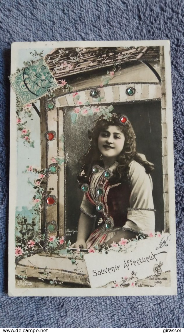 CPA FANTAISIE ENFANT JEUNE FILLE REUTLINGER PAILLETTES ET PERLES DE COULEUR CERTAINES MANQUANTES AFFECTUEUX SOUVENIR - Scene & Paesaggi