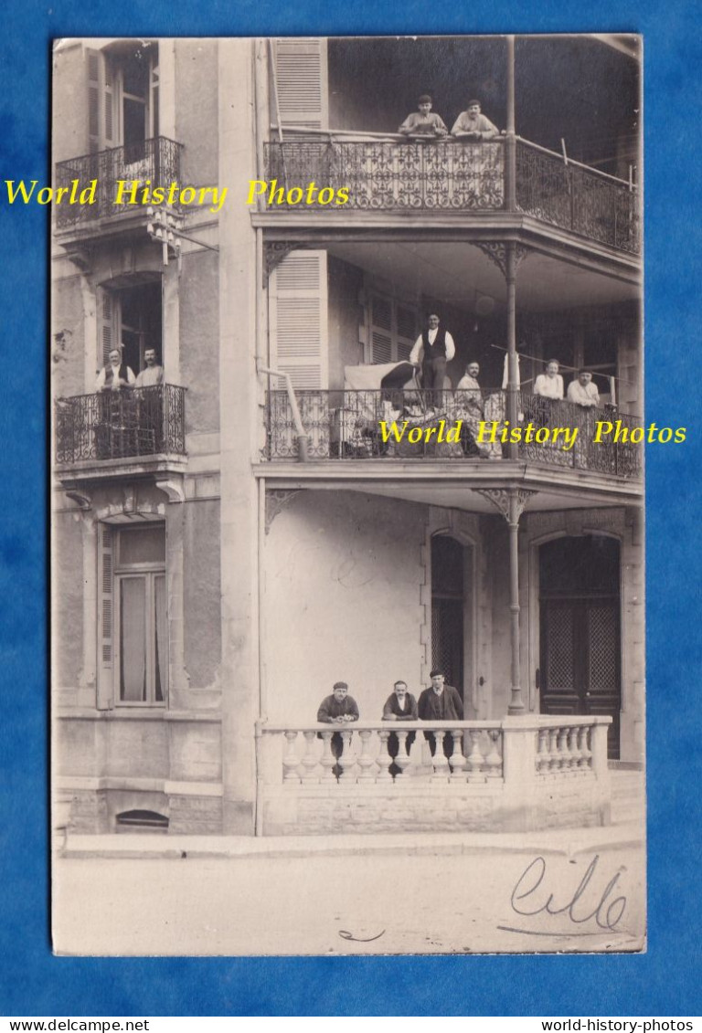 CPA Photo - Bel Immeuble à Situer - Habitation ? Pension ? Hôtel ? - Architecture Maison Balcon Homme Femme - LILLE ? - To Identify