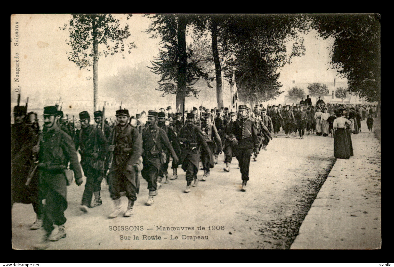 02 - SOISSONS - MANOEUVRES DE 1906 - SUR LA ROUTE - LE DRAPEAU - Soissons