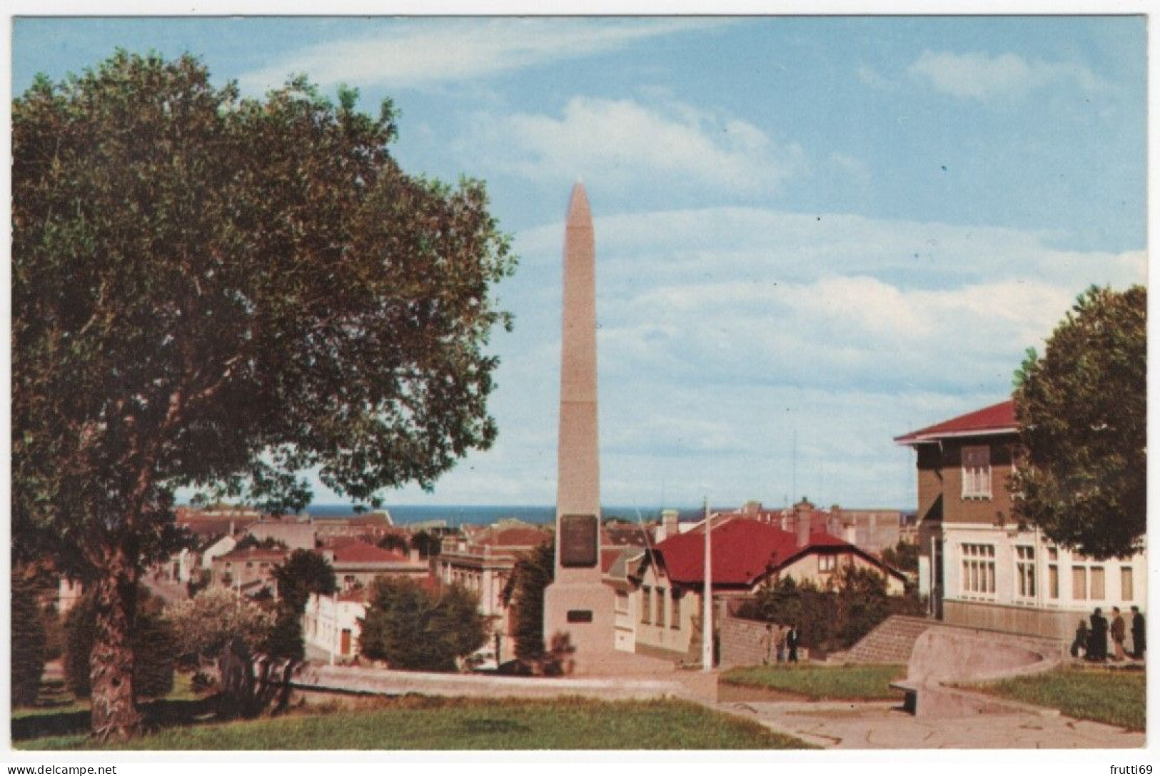 AK 214479 CHILE - Punta Arenas - Plaza Y Obelisco Del Uruguay - Chili