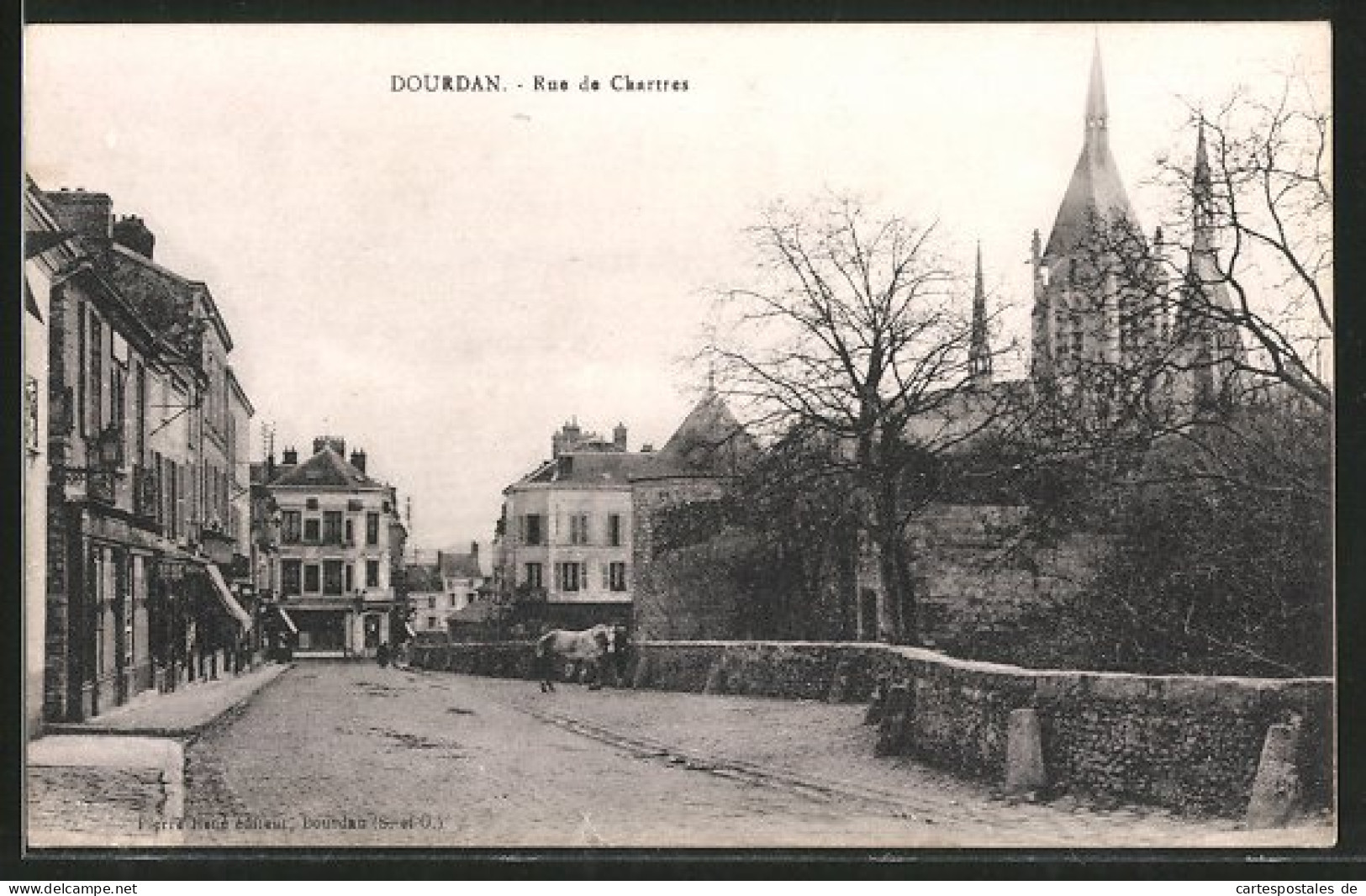 CPA Dourdan, Rue De Chartres, Vue Générale Avec Vue De La Rue  - Dourdan
