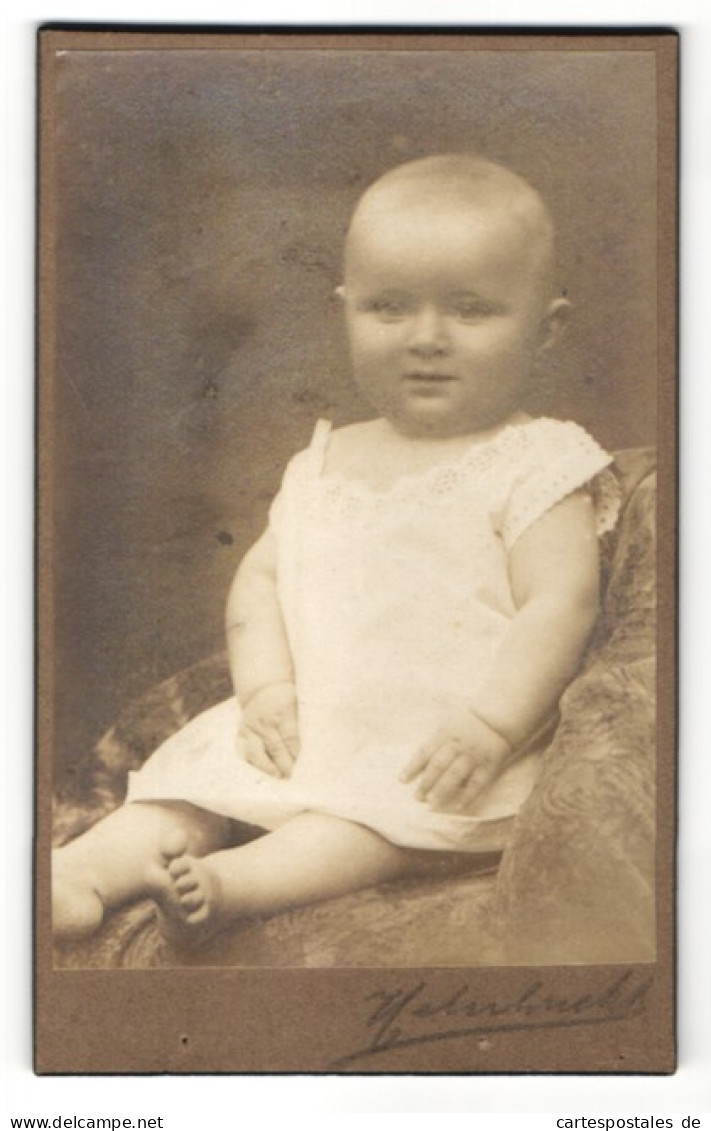Fotografie Heinrich Helmbrecht, Eisenberg S. A., Baby Im Weissen Kleidchen  - Personas Anónimos