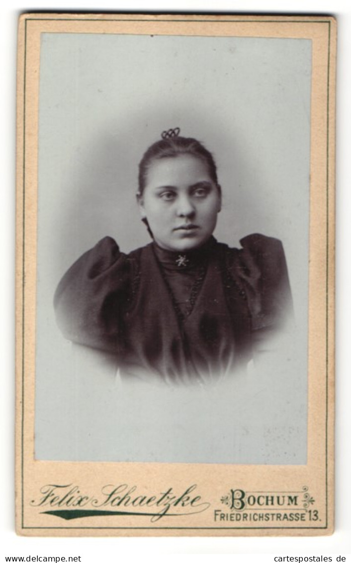 Fotografie Felix Schaetzke, Bochum, Portrait Mädchen Mit Brosche Im Schwarzen Kleid  - Personas Anónimos