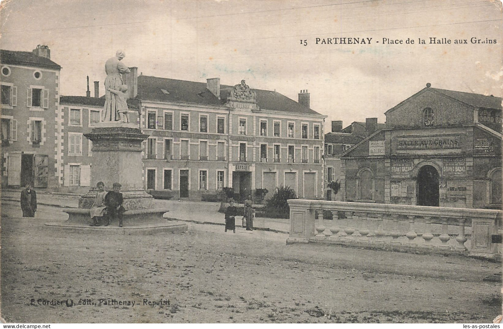 79 PARTHENAY LA PLACE DE LA HALLE - Parthenay