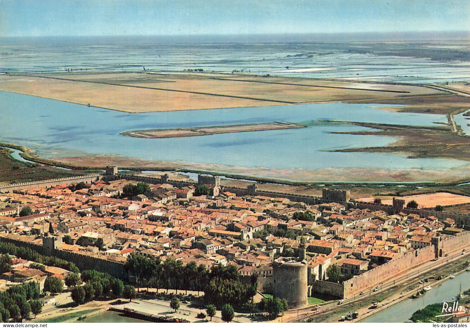 30  AIGUES MORTES LES REMPARTS ET LA VILLE - Aigues-Mortes