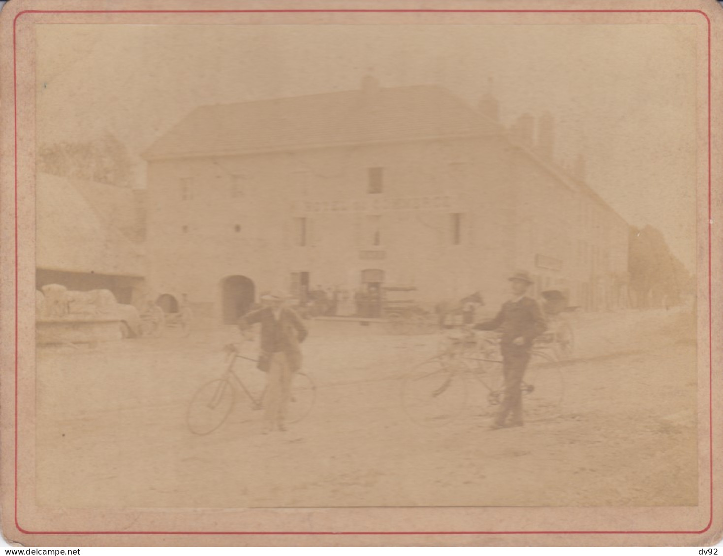 CYCLISTES DEVANT L HOTEL DU COMMERCE - Ancianas (antes De 1900)