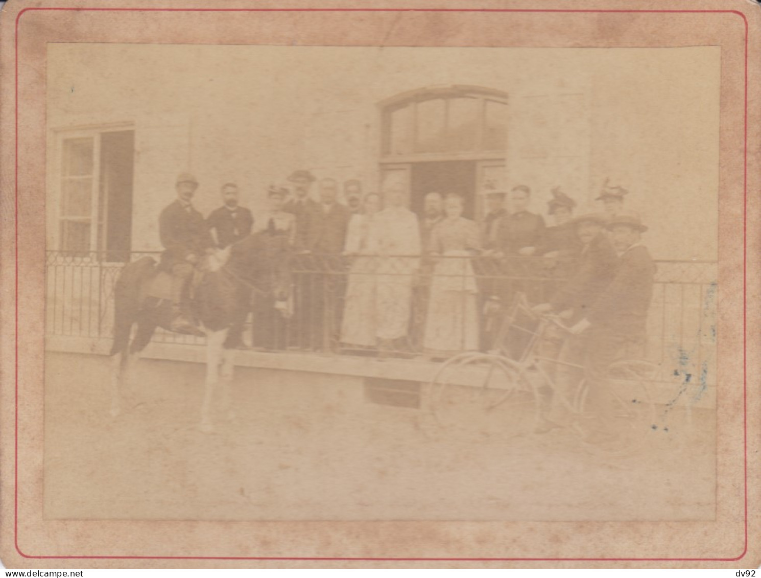 CYCLISTES ET CAVALIER DEVANT L HOTEL DU COMMERCE - Ancianas (antes De 1900)