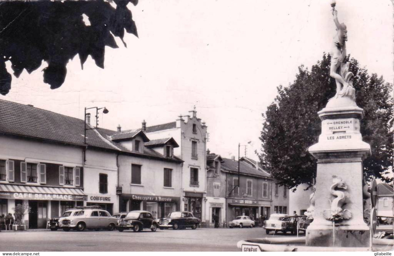 38 - Isere -  LES ABRETS - La Fontaine - Café De La Place - Coiffure  - Les Abrets