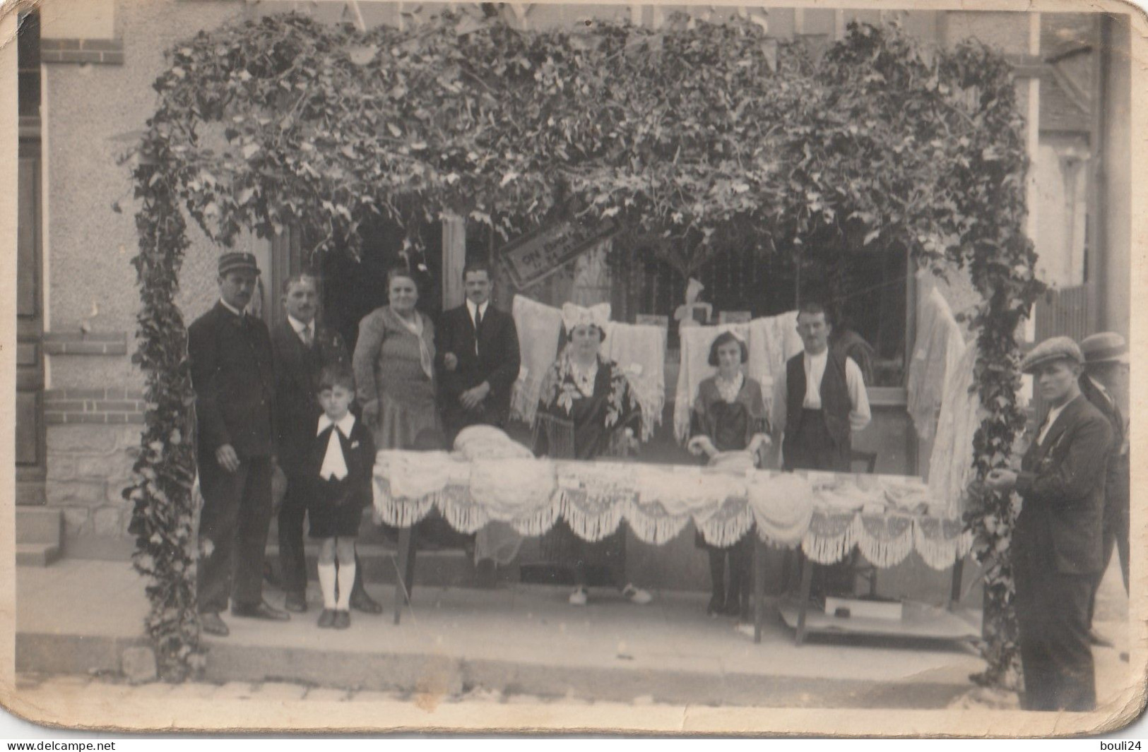 LOUDEAC  EN COTES D'ARMOR   CARTE PHOTO EXPOSITION DENTELLES VOIR VERSO - Loudéac