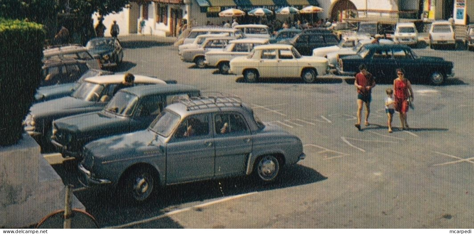 < Automobile Auto Voiture Car >> Citroën DS, Ami6, Renault Dauphine, R8, Peugeot 404, Bidart - Passenger Cars