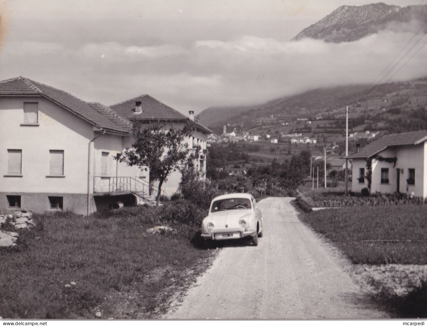 < Automobile Auto Voiture Car >>  Renault Dauphine Alfa Romeo, Villa Di Piave Alpago - Turismo