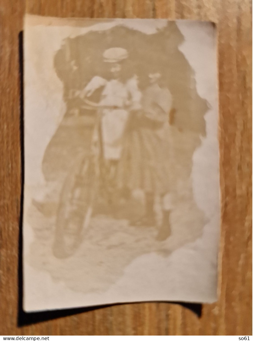19284.   Fotografia D'epoca Bambine Bicicletta Inizio "900 Italia - 5,5x4 - Anonymous Persons