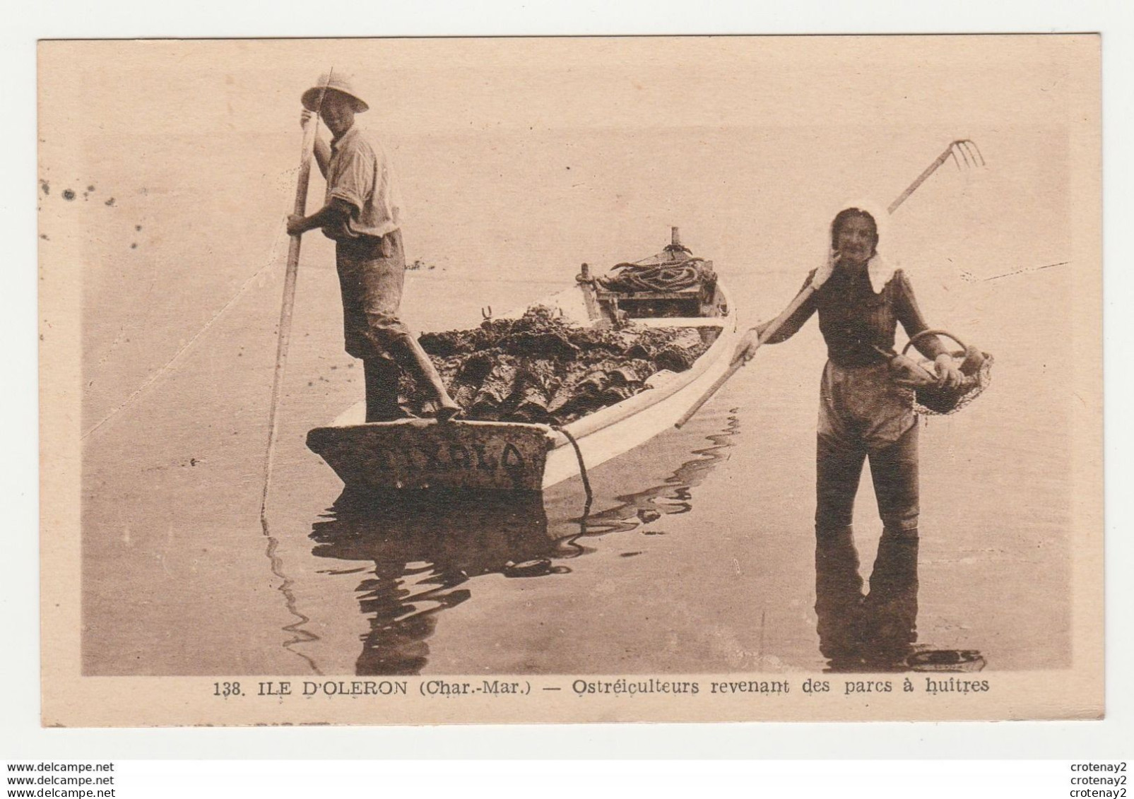 17 ILE D'OLERON N138 Ostréiculteurs Femme Et Homme Avec Bateau FIXALO Revenant Des Parcs à Huîtres En 1948 - Ile D'Oléron