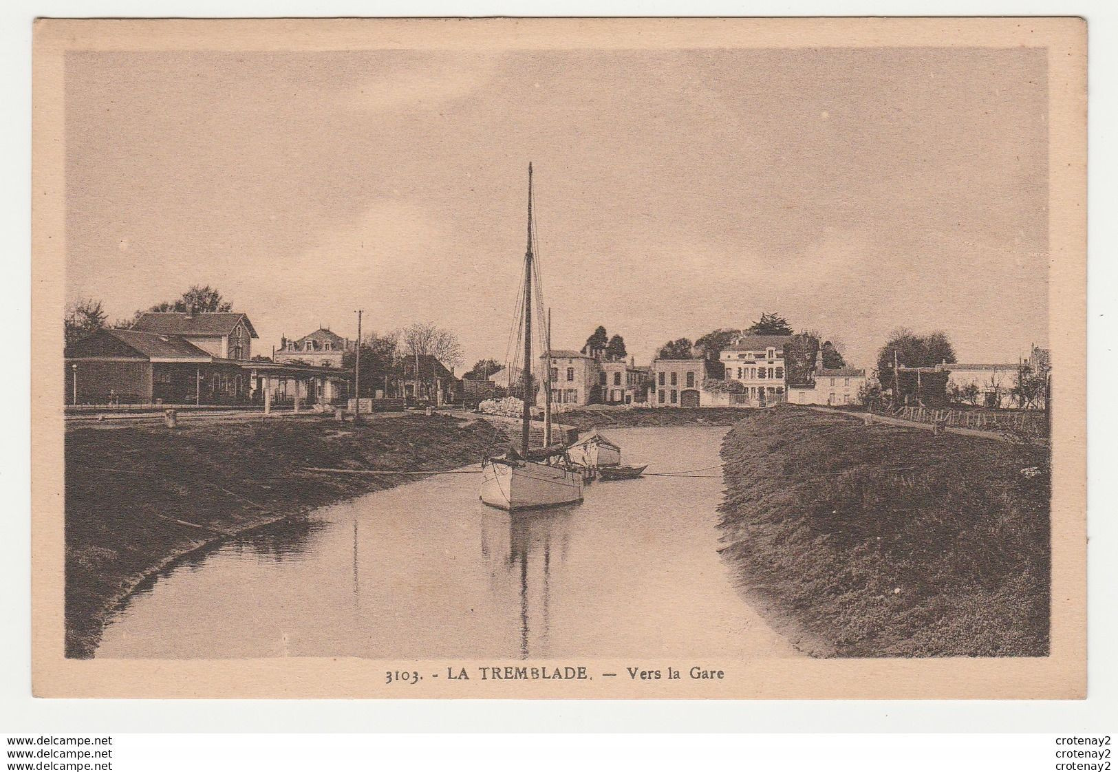 17 LA TREMBLADE N°3103 Vers La GARE ( à Gauche ) Quais Abri De Quai Barque De Pêche à Voile VOIR DOS - La Tremblade