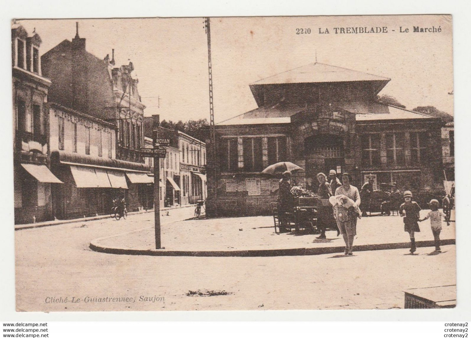 17 LA TREMBLADE N°2220 Le Marché Couvert Galeries Parisiennes Pancarte Royan Cliché Le Guiastrennec Saujon - La Tremblade