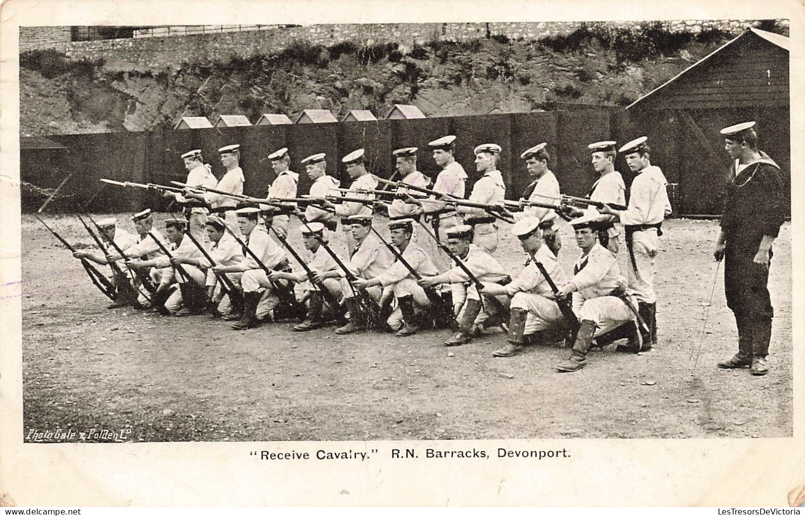 MILITARIA - Casernes - Receive Cavalry - R N Barracks - Devonport - Militaire - Fusils - Carte Postale Ancienne - Barracks